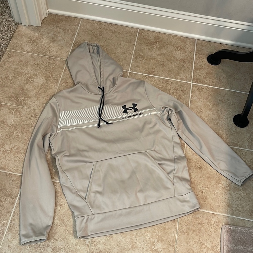Men’s Under Armour hoodie size medium